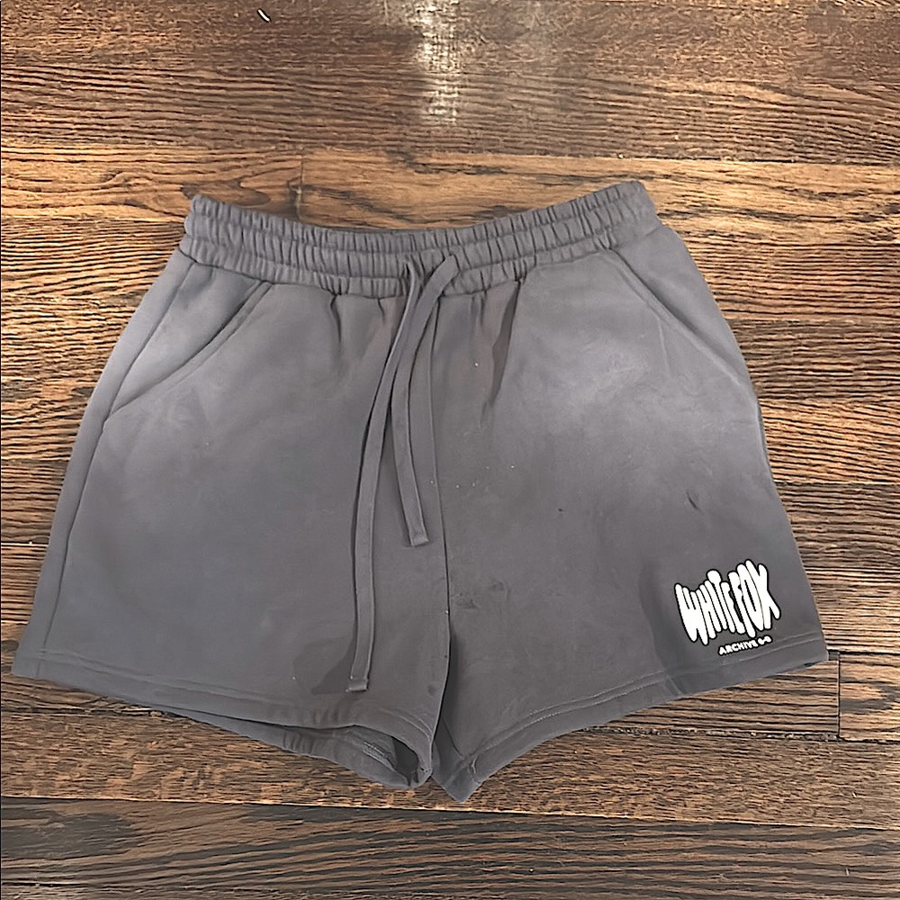 White fox shorts archive 6 
Size:small 
Color charcoal